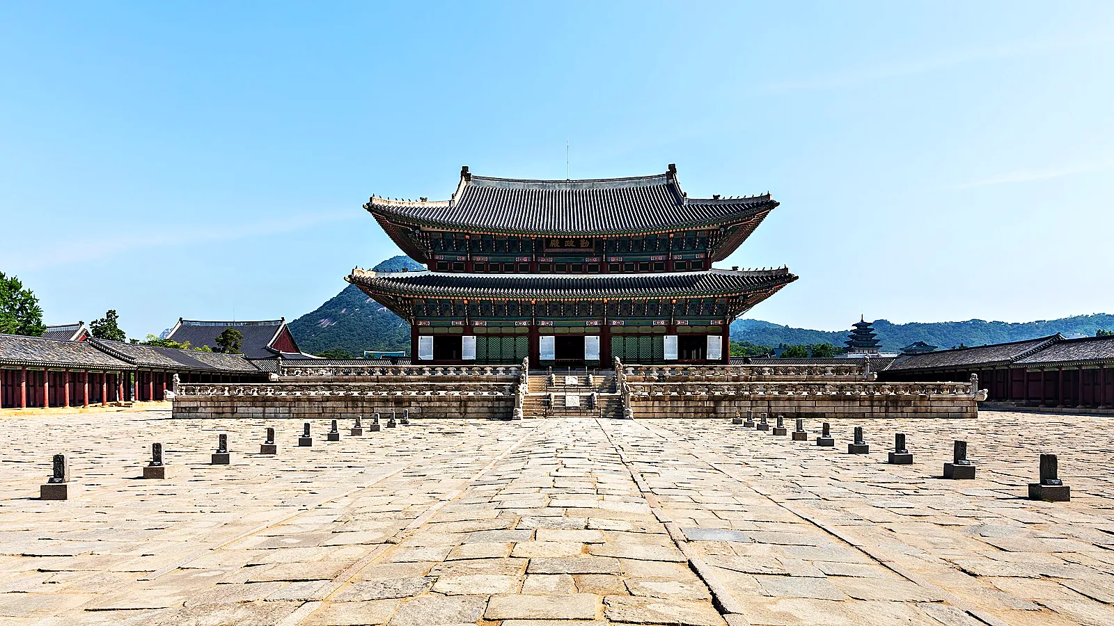 Four seasons, one palace