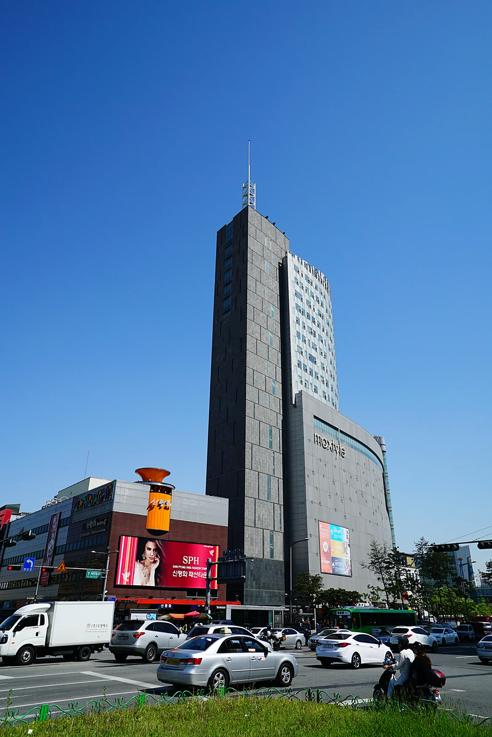 Late-night fashion malls