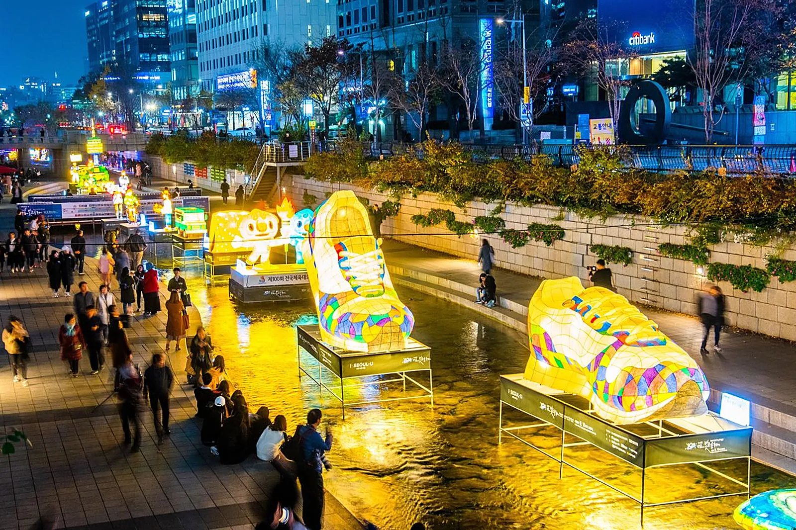 Cheonggyecheon at dusk