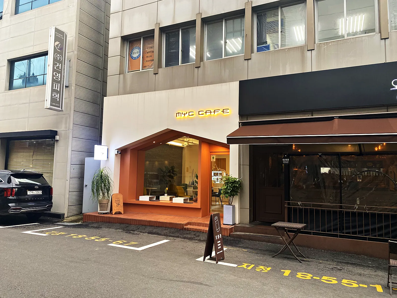 Warehouse café