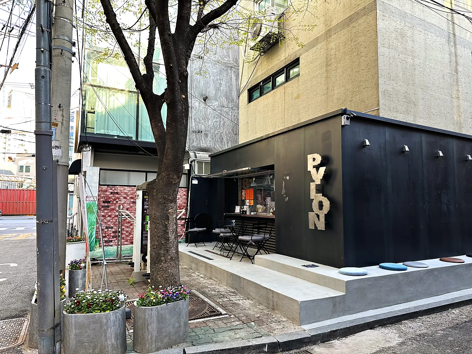 Quiet weekday café